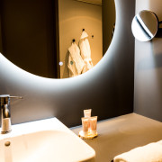 Spiegel, wasbak en badjassen in badkamer van wellness hotel van Thermae 2000.