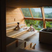 Deux femmes admirant la vue depuis le sauna panoramique.