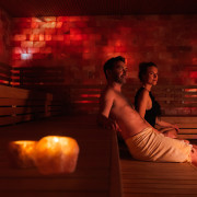 Un couple se délecte dans le sauna Suola