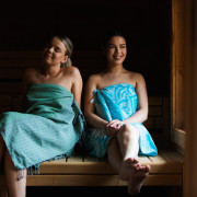 .Dames genieten in sauna