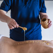 Massage au miel lors d'une journée de bien-être dans le Limbourg